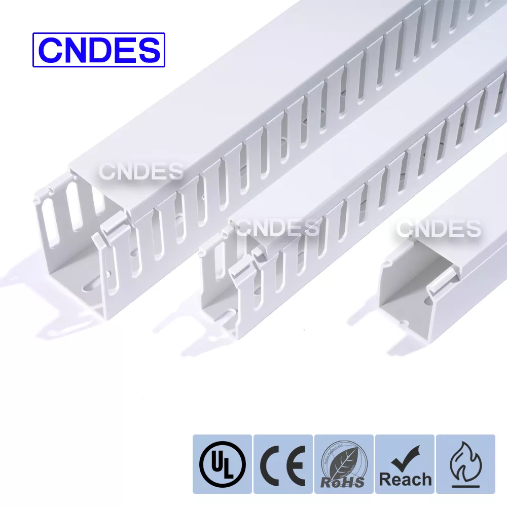 Witte PVC-kabelgoot met gleuf Witte PVC-kabelgoot met gleuf